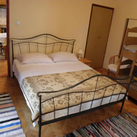 And Sandy Beach - Afordable With Parking Guest house 2*