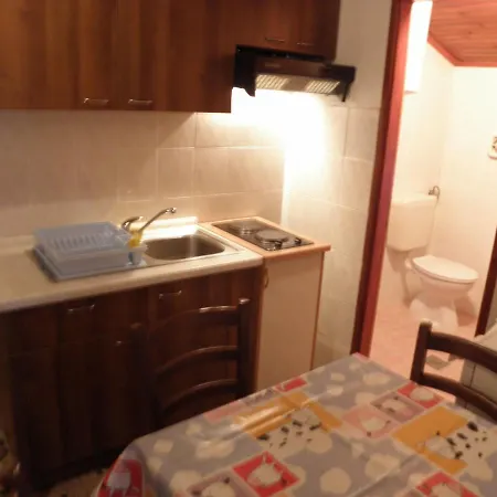 Guest house And Sandy Beach - Afordable With Parking 2*