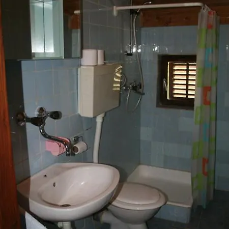 Guest house And Sandy Beach - Afordable With Parking 2*